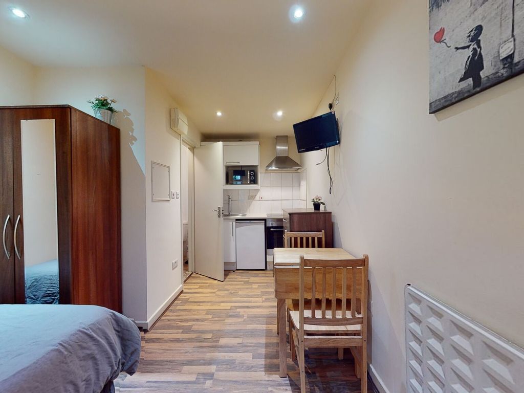 Studio to rent in Chatsworth Road, Kilburn NW6, £1,245 pcm