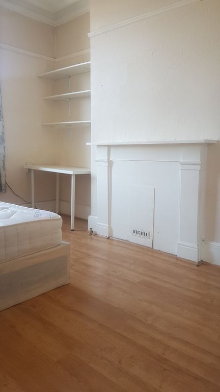 4 bed flat to rent in Brookwood Road, Southfields SW18, £2,800 pcm