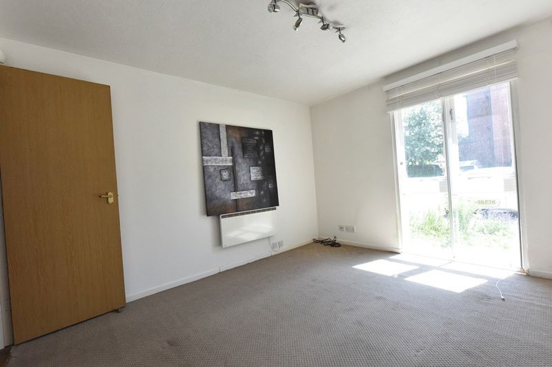 1 bed flat to rent in Gables Close, Grove Park, London(Virtual Tour) SE12, £1,375 pcm