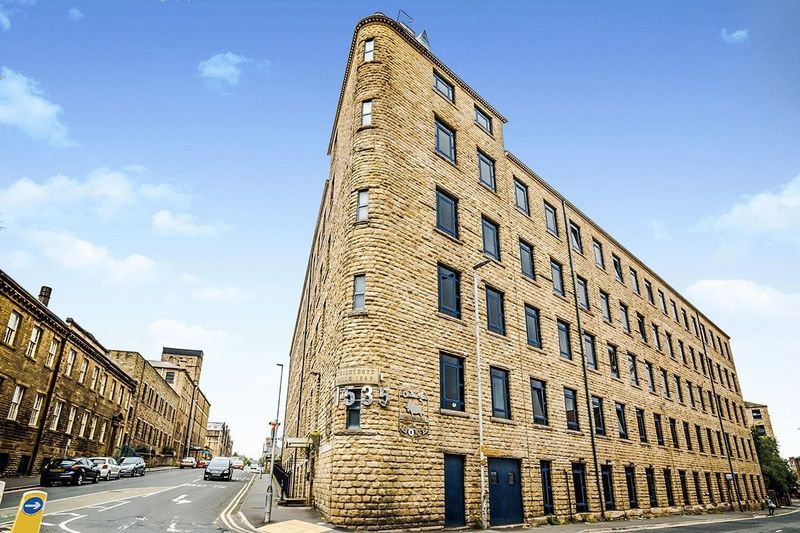 2 bed flat to rent in Firth Street, Huddersfield HD1, £875 pcm