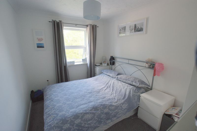2 bed flat to rent in Gardner Court, Gardner Road, Christchurch BH23, £950 pcm