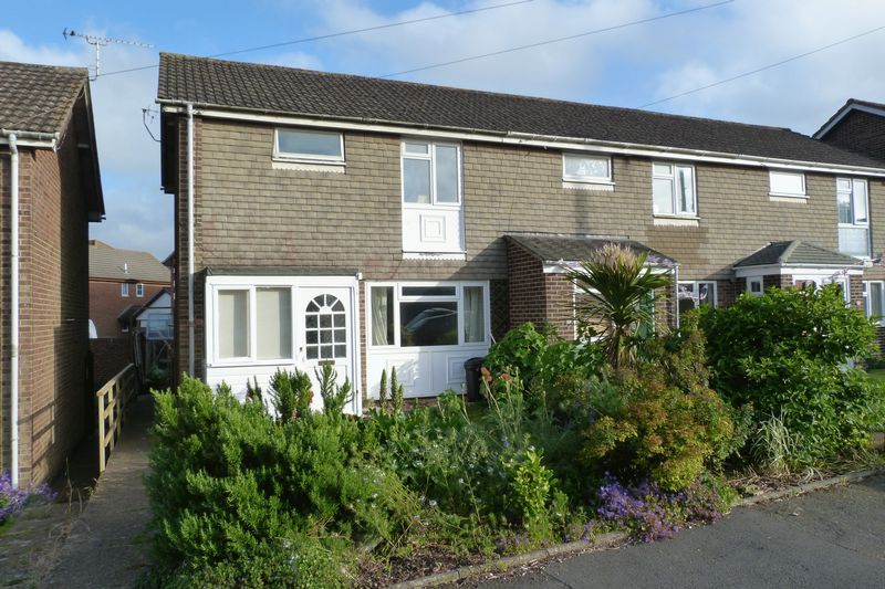 3 bed end terrace house to rent in Spring Walk, Newport PO30, £950 pcm