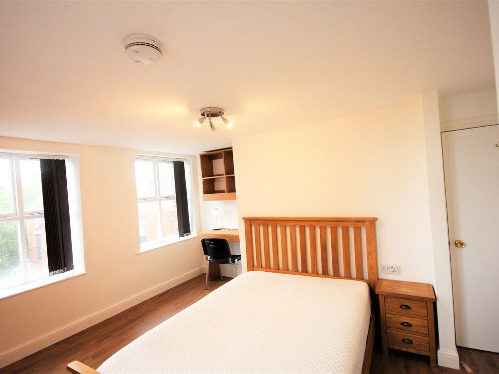 2 bed flat to rent in Fox Street, Preston, Lancashire PR1, £960 pcm