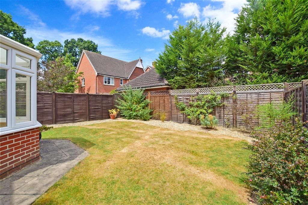 3 bed detached house for sale in Bridges Close, Horley, Surrey RH6, £500,000