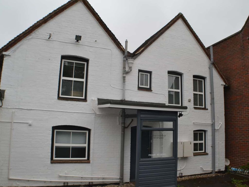 2 bed flat to rent in The Broadway, Thatcham RG19, £900 pcm