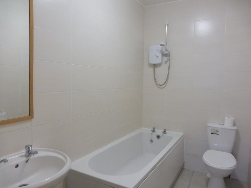 2 bed flat to rent in Broadstone Road, Kitts Green, Birmingham B26, £1,100 pcm
