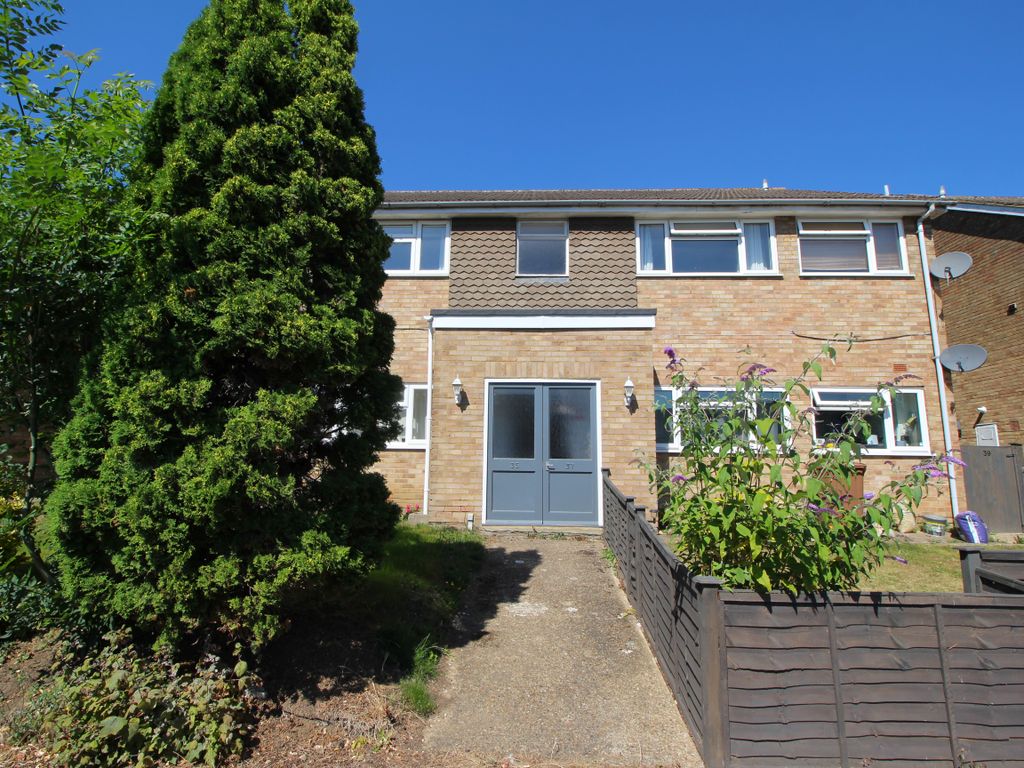 2 bed flat to rent in Badger Close, Guildford GU2, £1,350 pcm