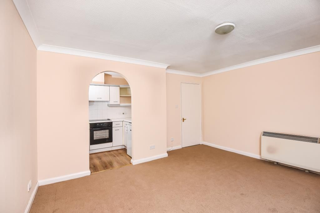 2 bed flat to rent in High Wycombe, Buckinghamshire HP11, £1,250 pcm