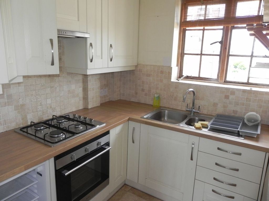 3 bed flat to rent in Condor Court, Guildford GU2, £1,650 pcm