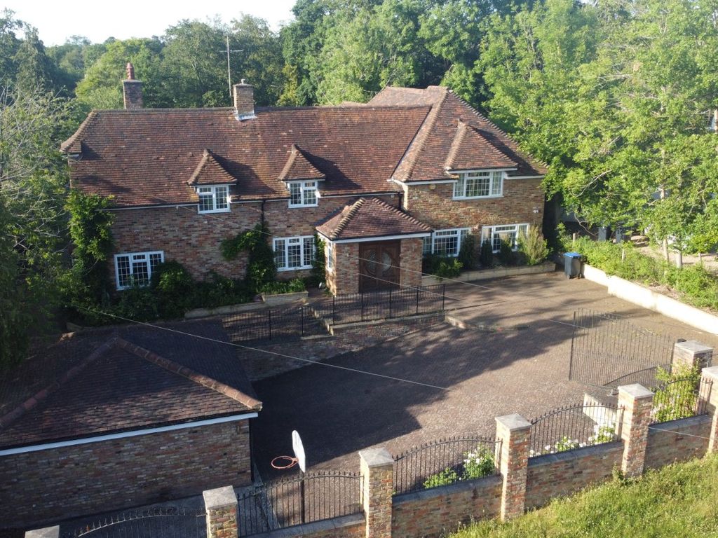 5 bed detached house to rent in Fulmer Drive, Gerrards Cross SL9, £4,500 pcm