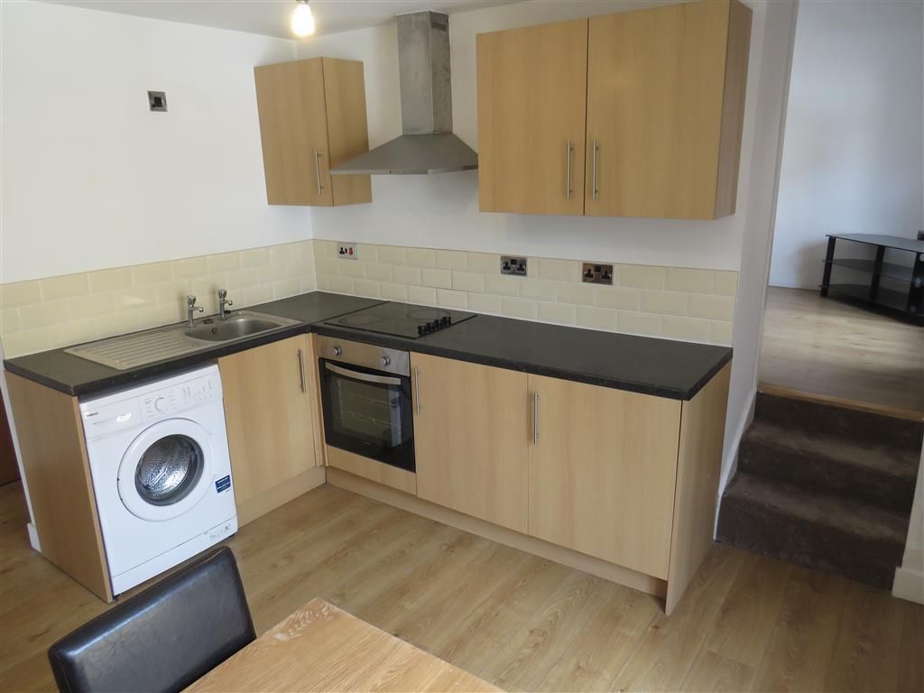 2 bed flat to rent in Common Road, Birkby, Huddersfield HD1, £750 pcm