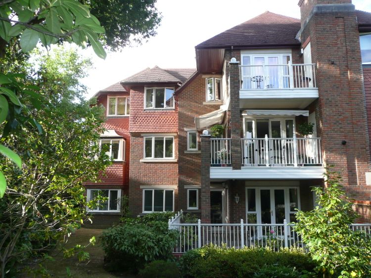 2 bed flat to rent in Esher Park Avenue, Esher KT10, £2,750 pcm