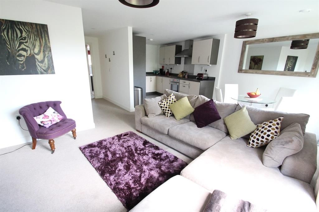 2 bed flat to rent in The Serpentine, Aylesbury HP19, £1,350 pcm