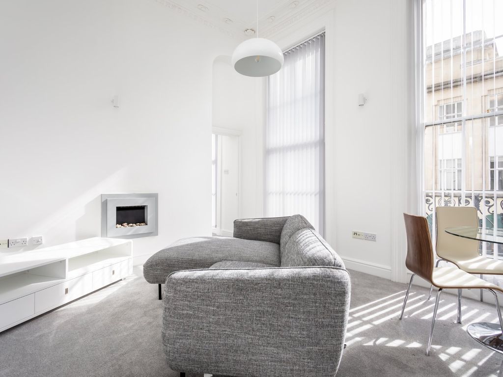 1 bed flat to rent in High Street, Cheltenham GL50, £1,100 pcm