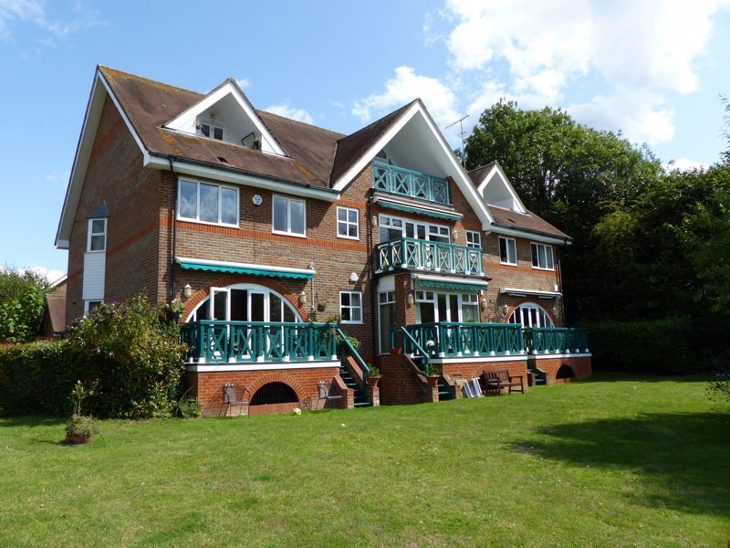 2 bed flat for sale in Andrews Reach, Bourne End SL8, £699,950
