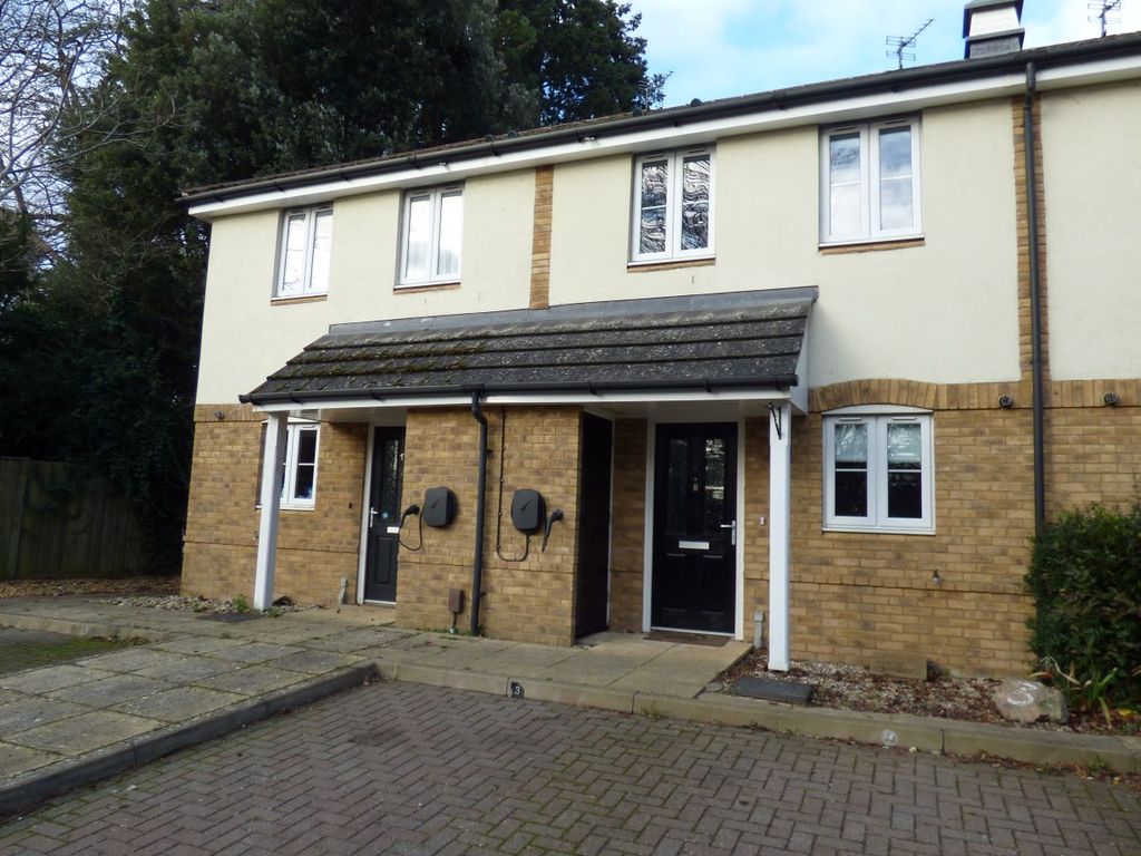 3 bed terraced house to rent in Badgers Rise, Woodley, Reading RG5, £1,550 pcm