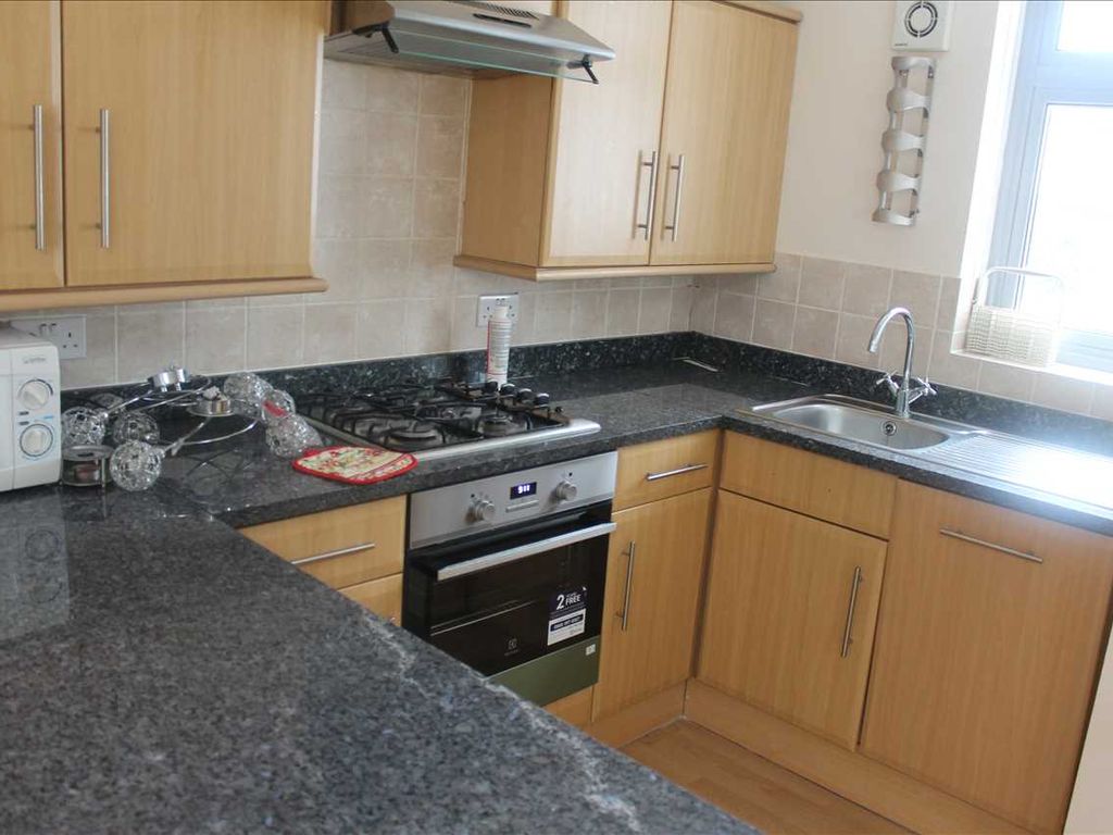 1 bed flat to rent in Mayna Court, Columbia Avenue, Edgware HA8, £1,300 pcm