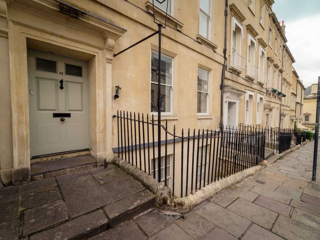 2 bed flat to rent in Russel Street, Bath BA1, £1,695 pcm
