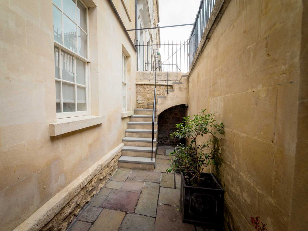 2 bed flat to rent in Russel Street, Bath BA1, £1,695 pcm