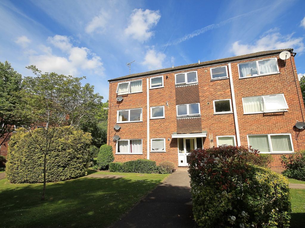 2 bed flat to rent in Henley Drive, Frimley Green, Camberley GU16, £1,100 pcm