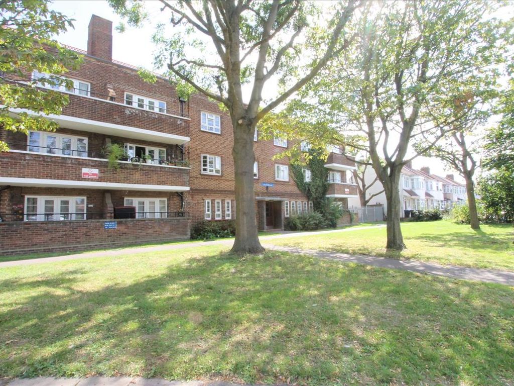 3 bed flat for sale in Myrtle Road, London N13, £355,000
