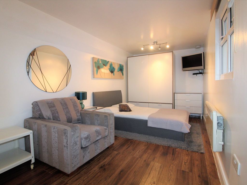 Studio to rent in Sheringham Avenue, Oakwood N14, £1,300 pcm