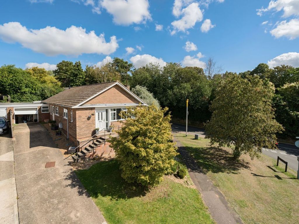 4 bed detached bungalow for sale in Rosemary Drive, Bromham MK43, £475,000