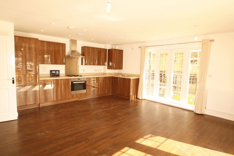 2 bed flat to rent in Renwick Drive, Bromley BR2, £1,800 pcm