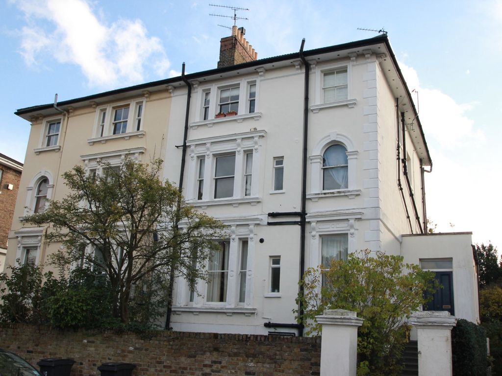 1 bed flat to rent in Uxbridge Road, Kingston Upon Thames, Surrey KT1, £1,300 pcm