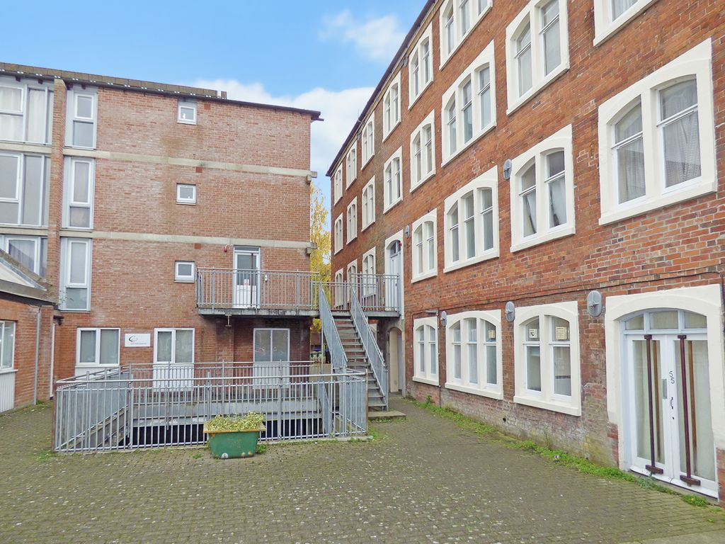 2 bed flat to rent in Edward Street, Westbury BA13, £750 pcm