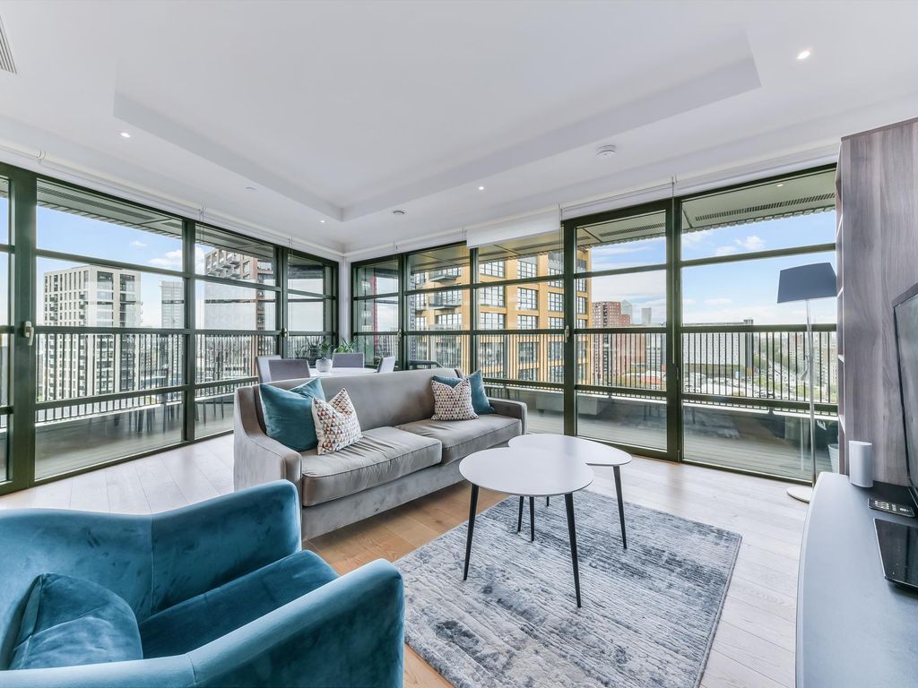 2 bed flat for sale in Bridgewater House, London City Island, London E14, £675,000