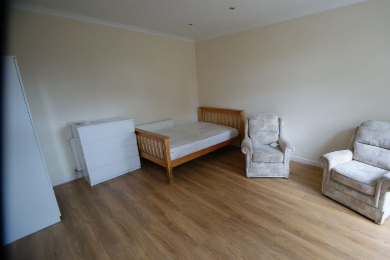1 bed flat to rent in Knowle Terrace, Burley, Leeds LS4, £680 pcm