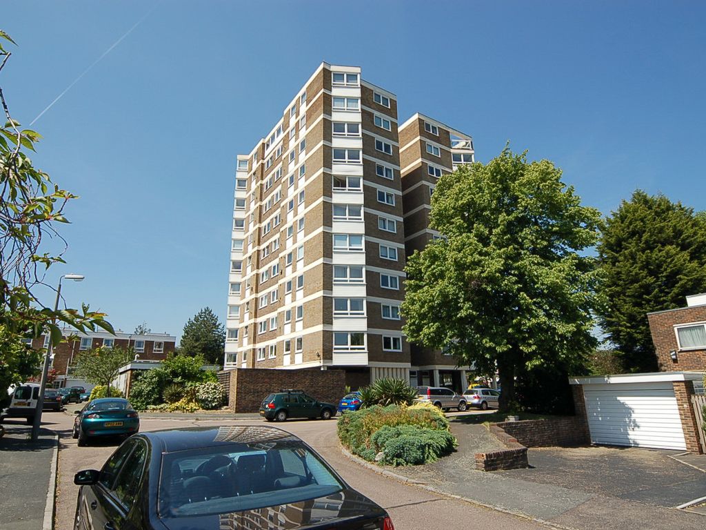 2 bed flat to rent in Hamble Court, Broom Park, Teddington, Middlesex TW11, £1,800 pcm