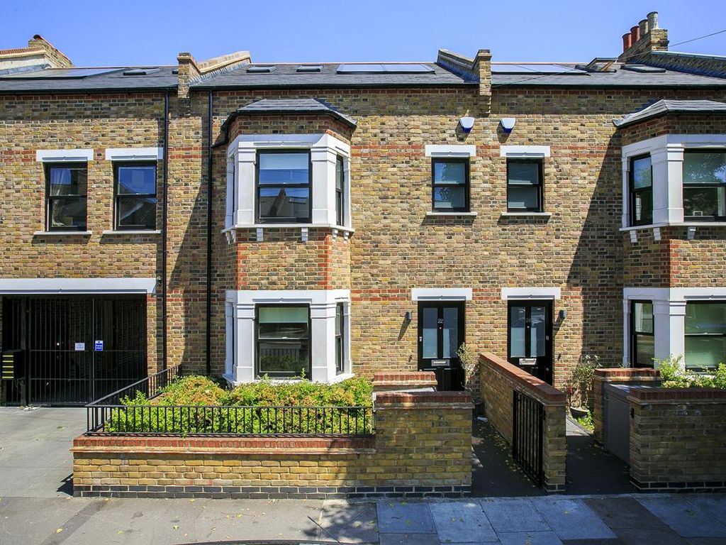 3 bed terraced house to rent in Beaumont Road, London W4, £3,402 pcm
