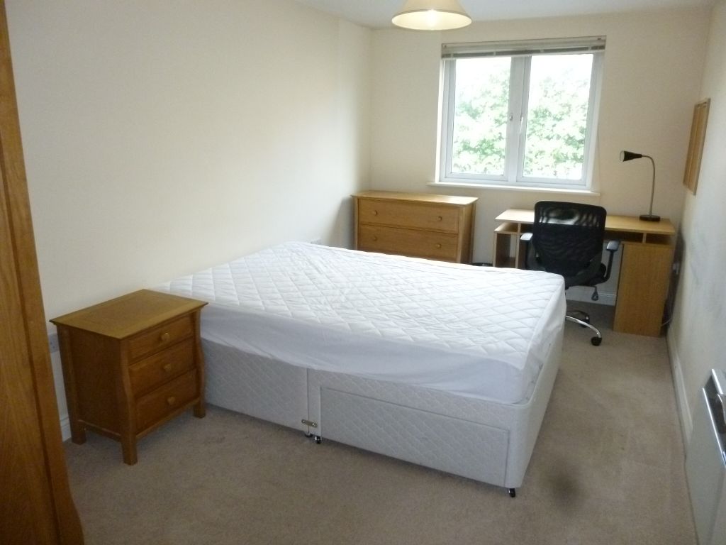 3 bed flat to rent in New North Road, Exeter EX4, £2,280 pcm