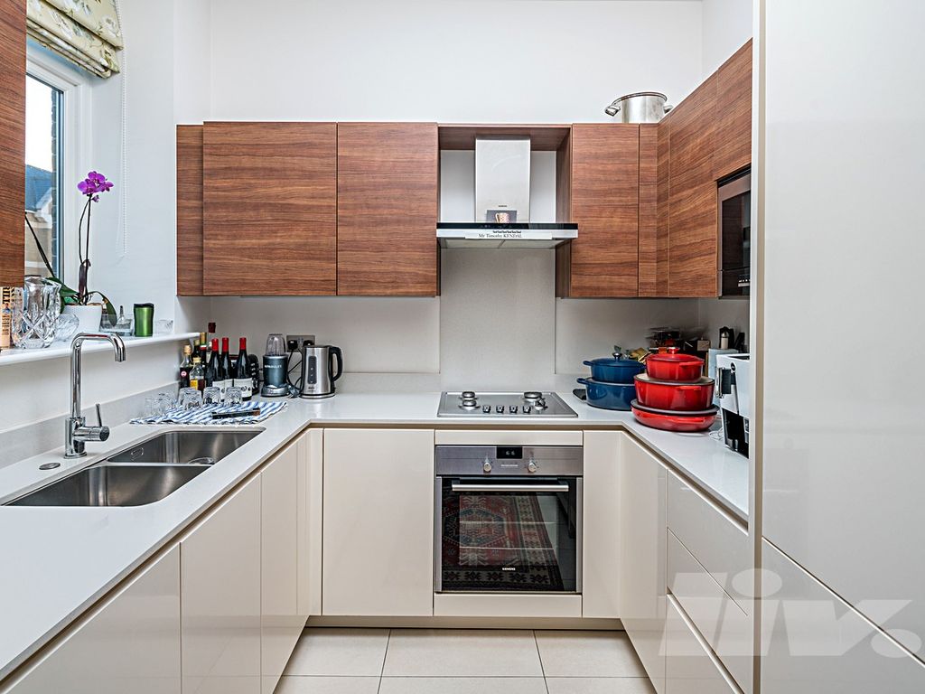 2 bed flat for sale in Havanna Drive, Golders Green NW11, £675,000