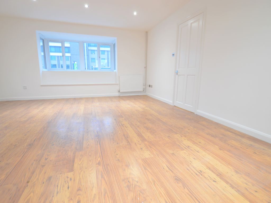 2 bed flat to rent in Sutton Place, Langley, Slough SL3, £1,450 pcm