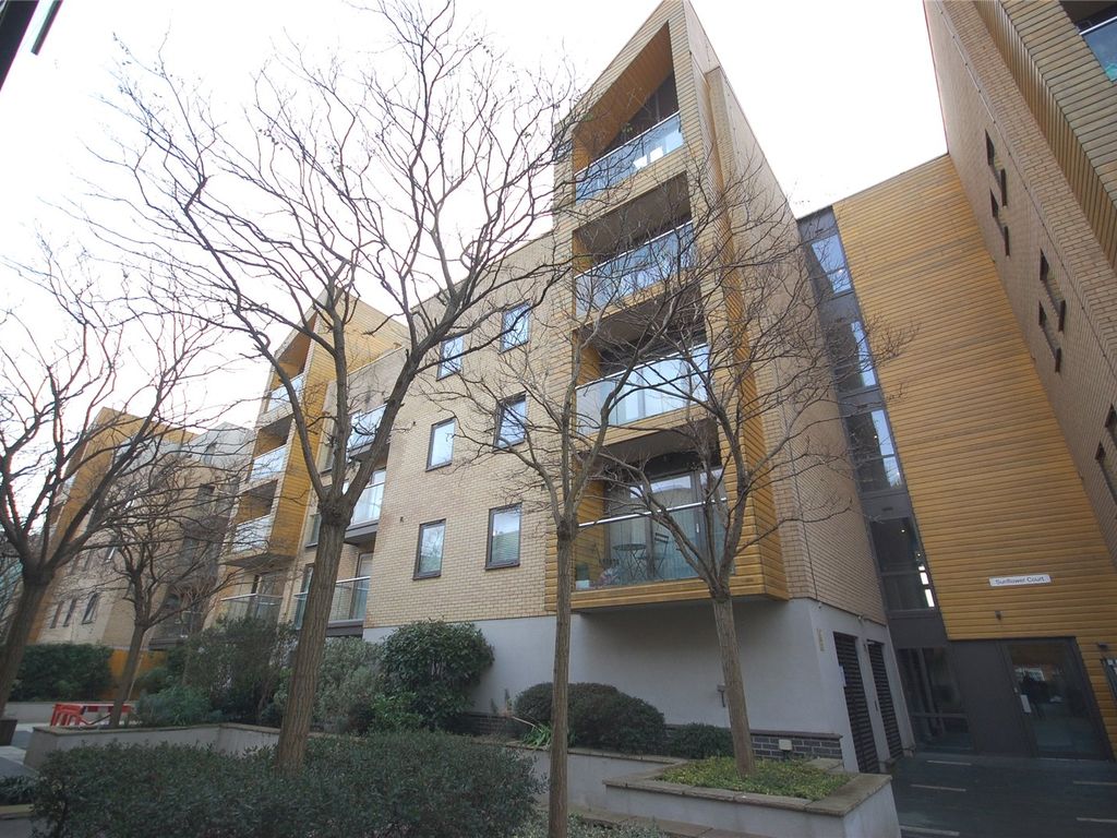 2 bed flat to rent in Sunflower Court, 173 Granville Road, London NW2, £2,200 pcm