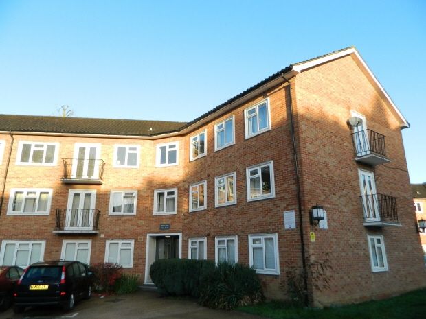 1 bed flat to rent in Pelham Court, Bishopric, Horsham RH12, £1,050 pcm