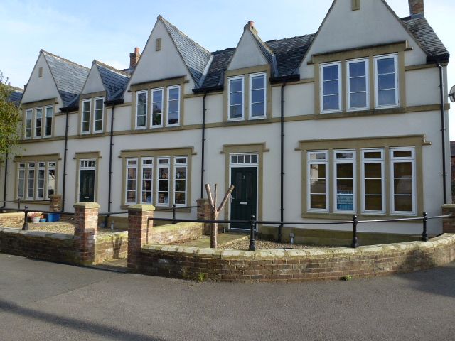 3 bed terraced house to rent in Ostcliffes Court, Ripon HG4, £1,100 pcm
