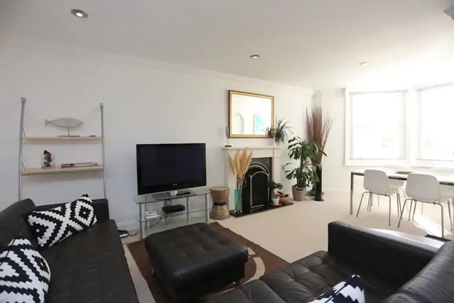 2 bed flat to rent in Kingsway, Hove BN3, £1,995 pcm
