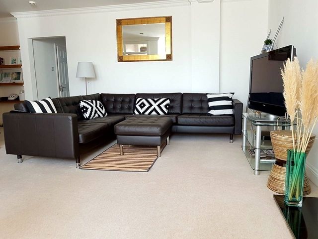 2 bed flat to rent in Kingsway, Hove BN3, £1,995 pcm