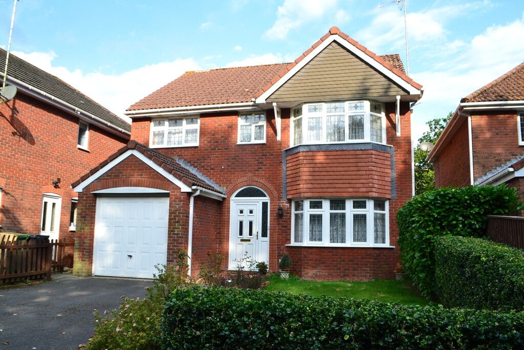 4 bed detached house to rent in College Green, Yeovil BA21, £1,375 pcm
