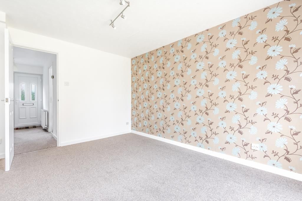 2 bed end terrace house to rent in Field Close, Aylesbury HP20, £1,350 pcm