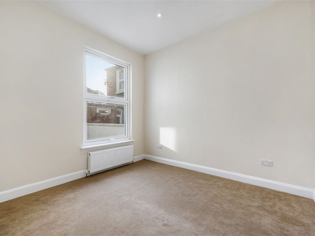 2 bed flat to rent in Birkbeck Grove, London W3, £1,842 pcm