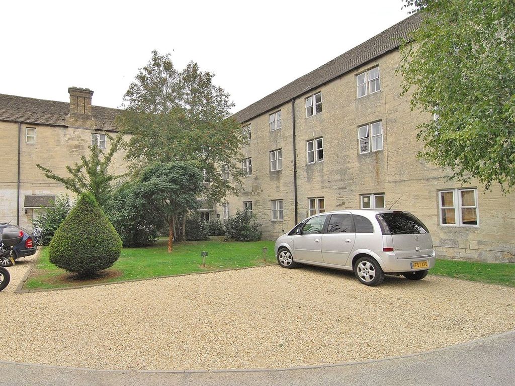 2 bed flat to rent in Stone Manor, Bisley Road, Stroud, Gloucestershire GL5, £850 pcm