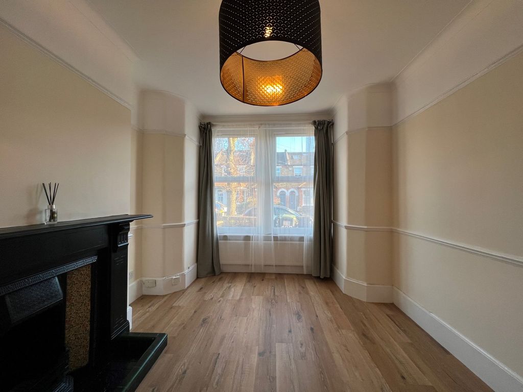 2 bed terraced house to rent in Stanley Road, London N11, £2,000 pcm