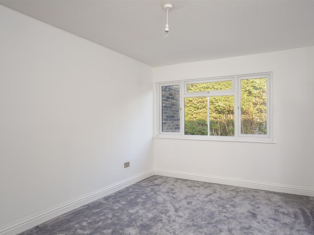 3 bed property to rent in Merrymeet, Banstead SM7, £2,000 pcm