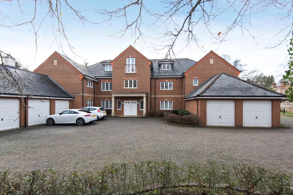 2 bed flat to rent in Sunningdale, Berkshire SL5, £1,600 pcm