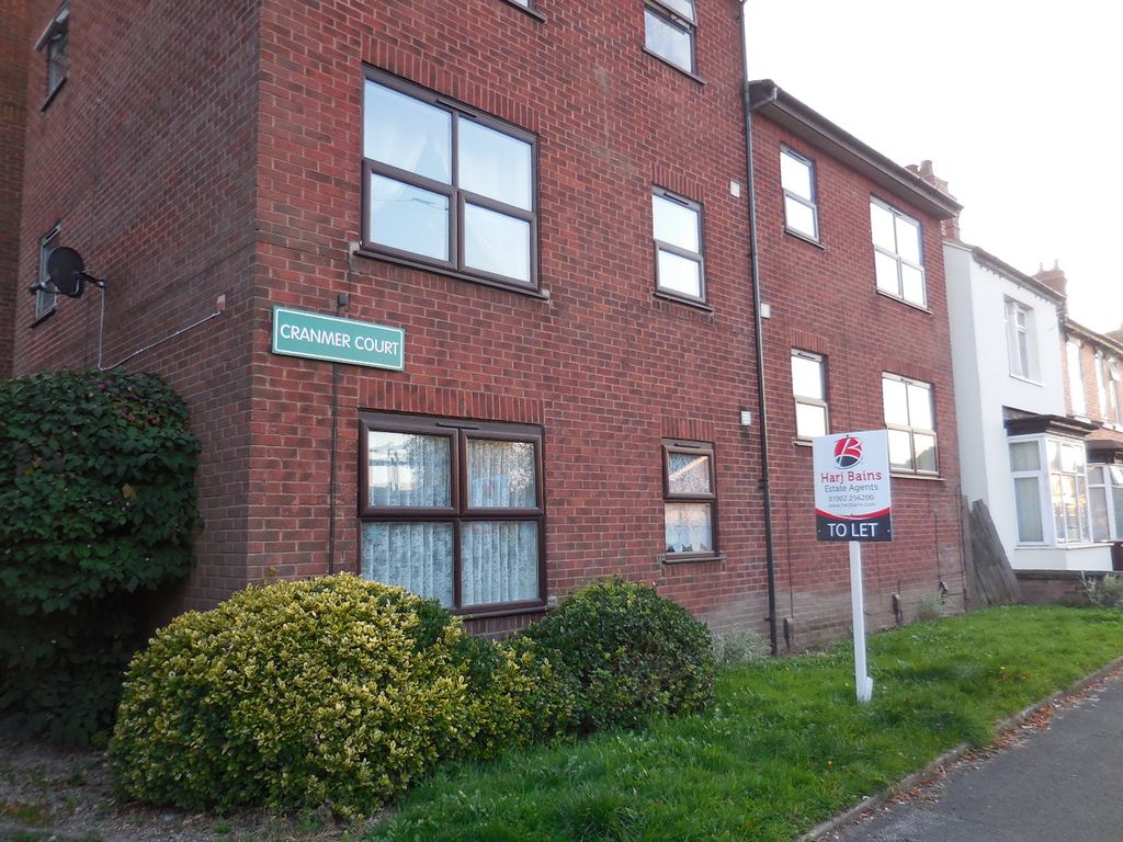 1 bed flat to rent in Cranmer Court, Newhampton Road West, Wolverhampton, West Midlands WV6, £575 pcm